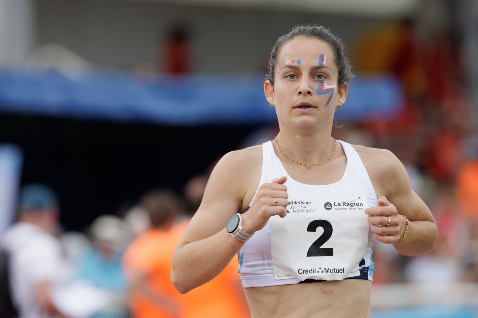 Camille thiré en pleine course sur un pont pendant l'automne