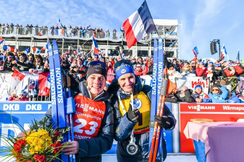 Camille Thiré souriante avec une casquette 