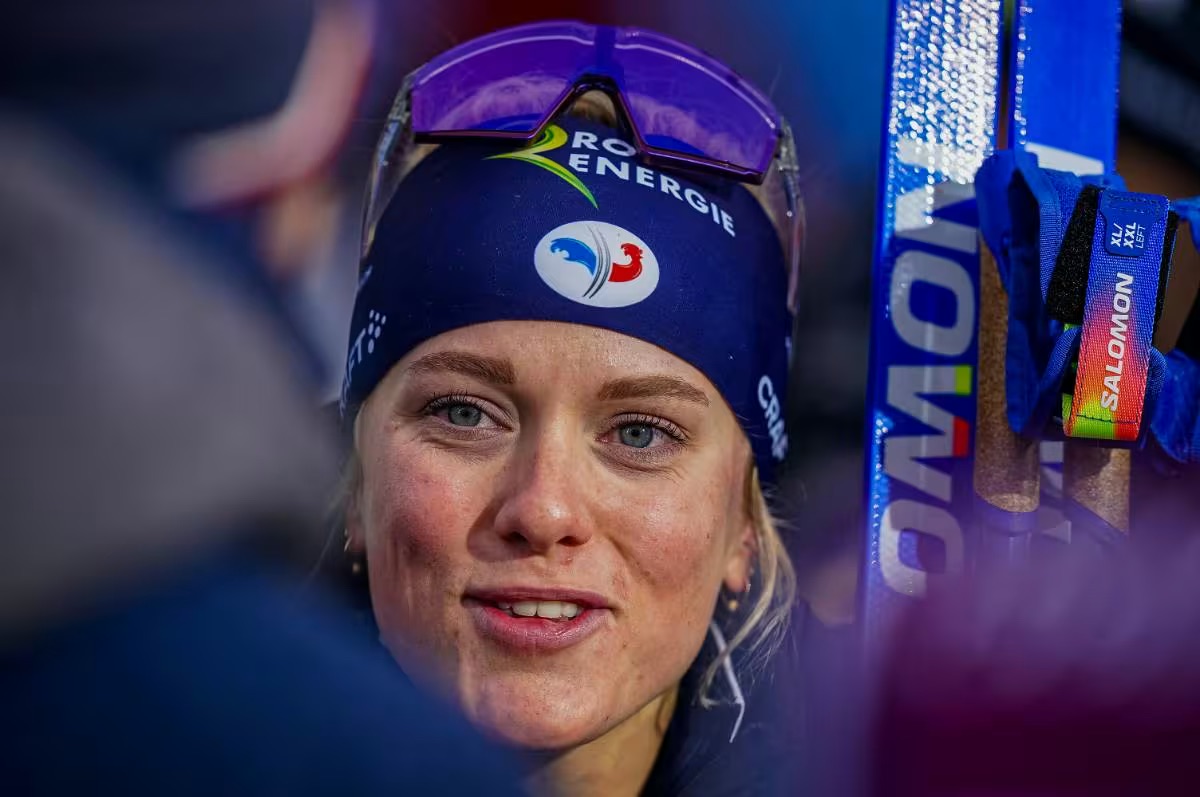 Camille thiré en pleine course sur un pont pendant l'automne